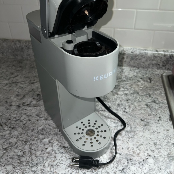 Kuerig Coffee maker - Picture 4 of 8